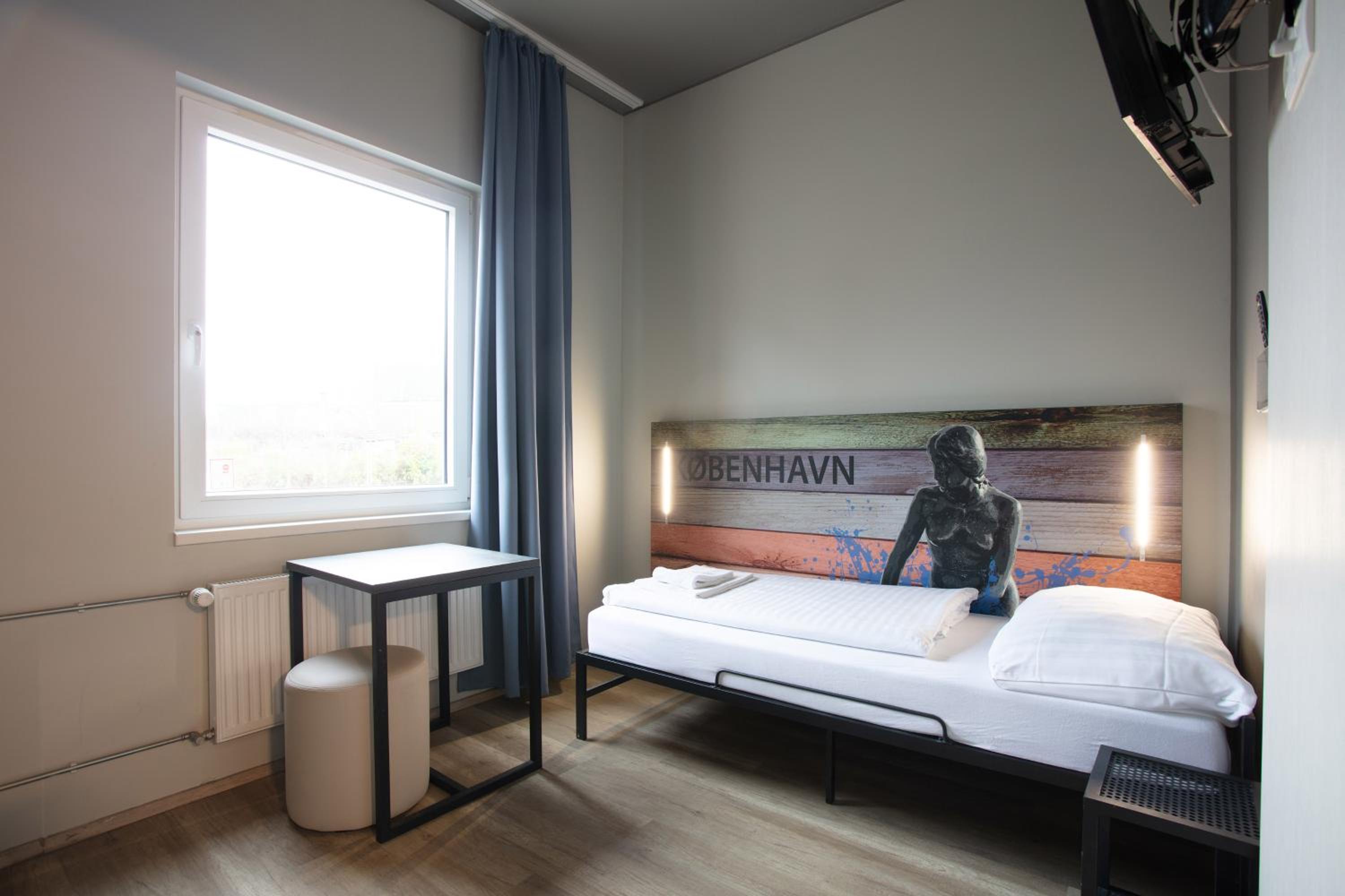 ROOM, SINGLE