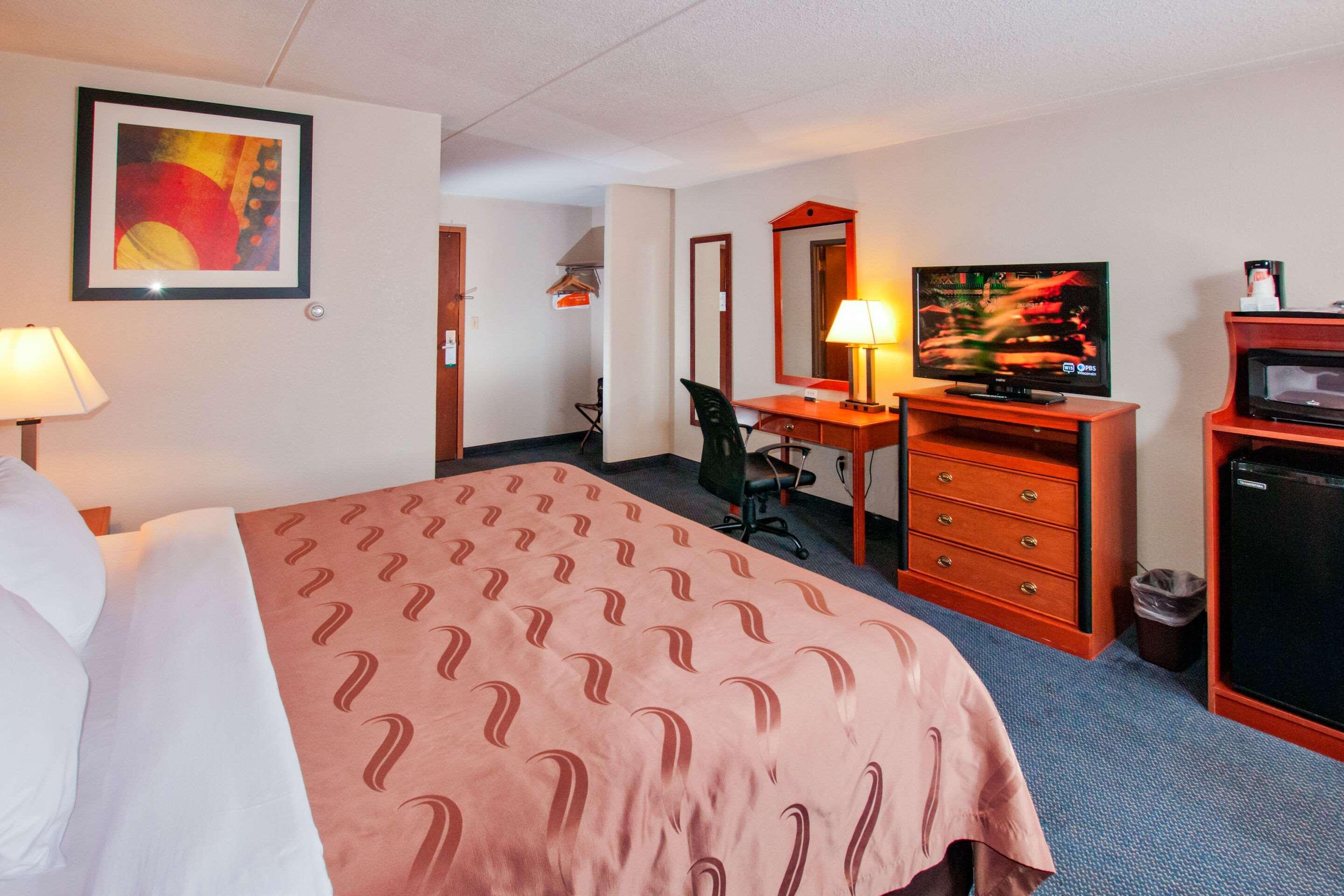 ROOM, KING BED