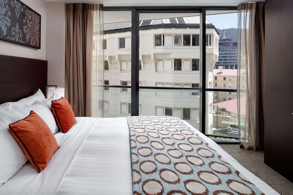 ROOM, KING BED, CITY VIEW
