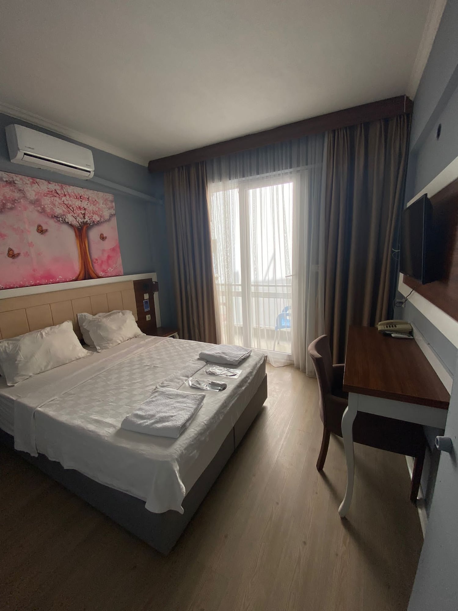 1 BEDROOM, STANDARD, DOUBLE OR TWIN BED