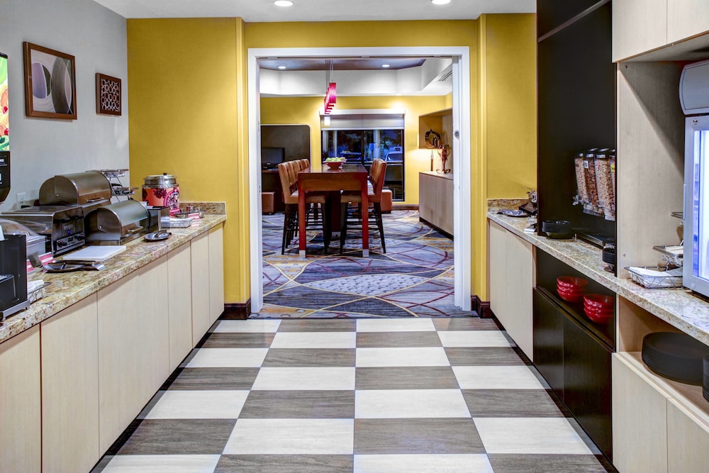 TOWNEPLACE SUITES BAKERSFIELD WEST 10/42