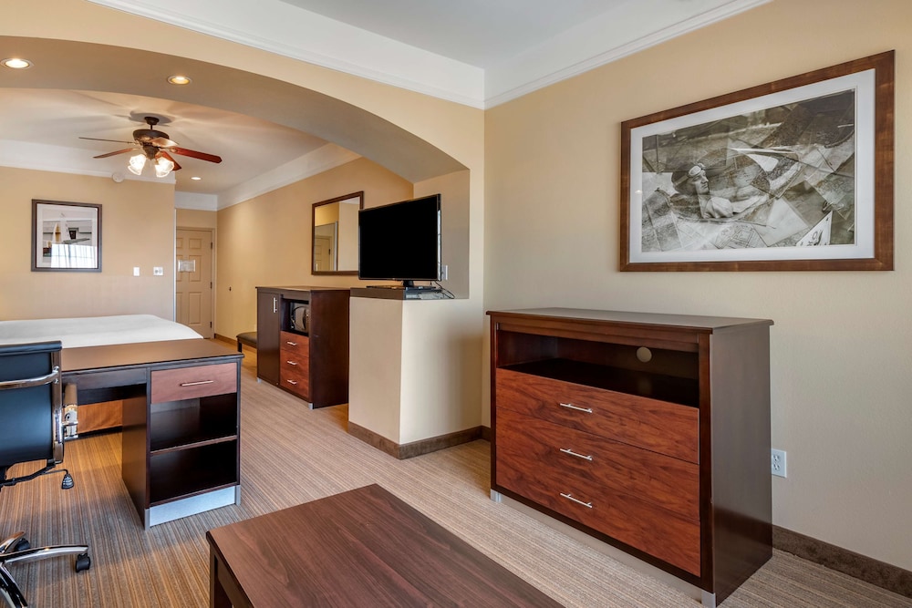 Best Western Plus Monica Royale Inn & Suites 23/31