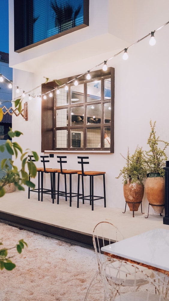 To Be Social House 2/49