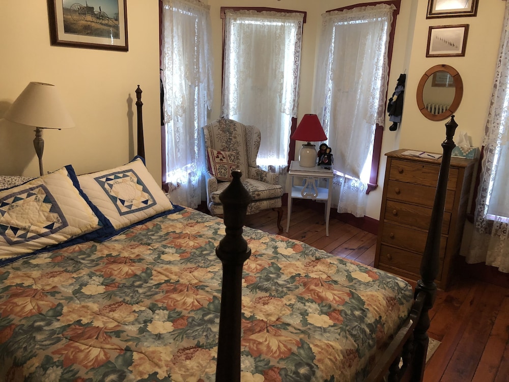 Charlotte, Standard, Queen Bed