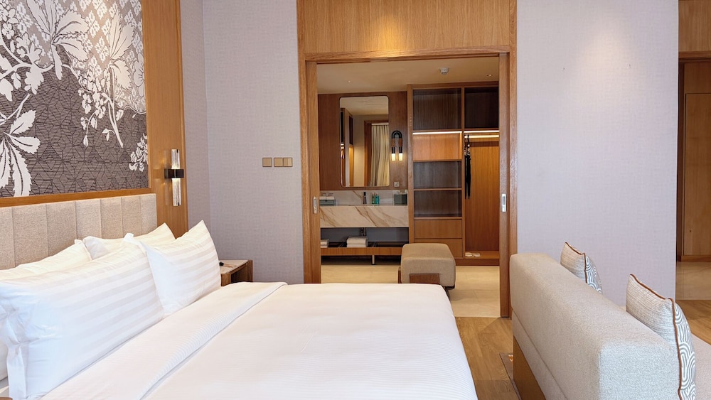 2 Bedrooms, Pelangi, Suite, 1 King and 1 Single Beds 2/10