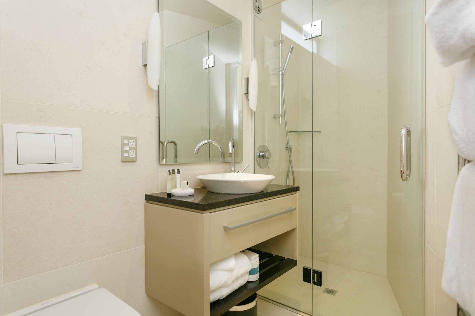 2 Bedrooms, Luxury, Apartment, 2 King Beds, Lake Side, Lake View, Sofa، The Reef Resort 8/9