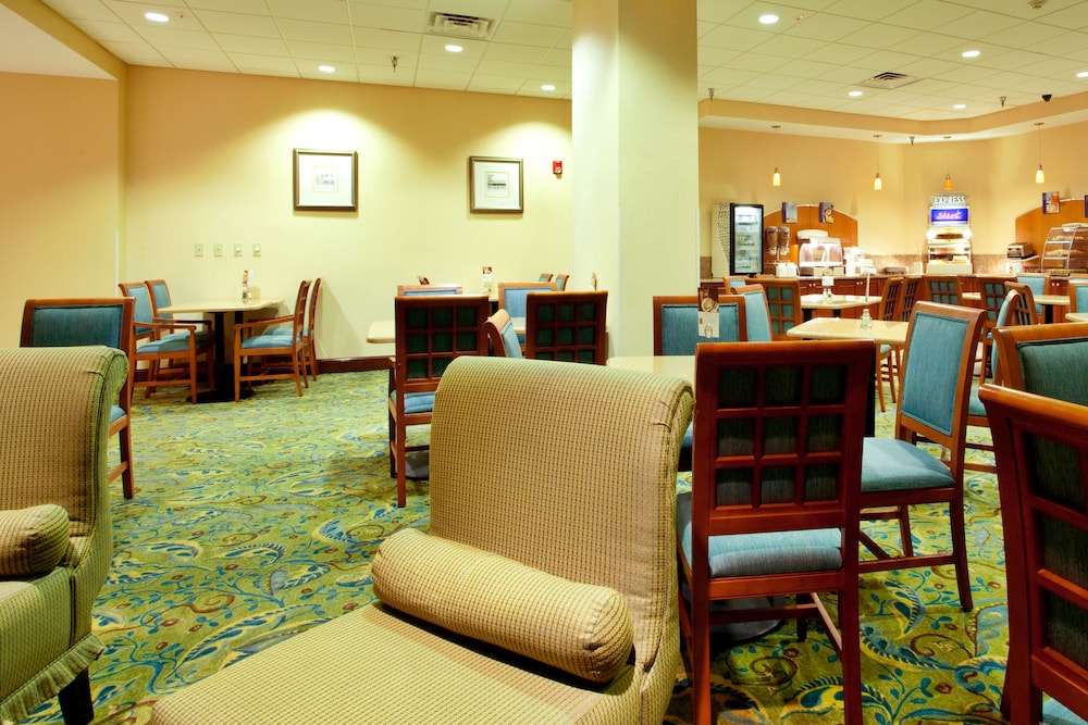 HOLIDAY INN EXPRESS RICHMOND-DOWNTOWN 42/58