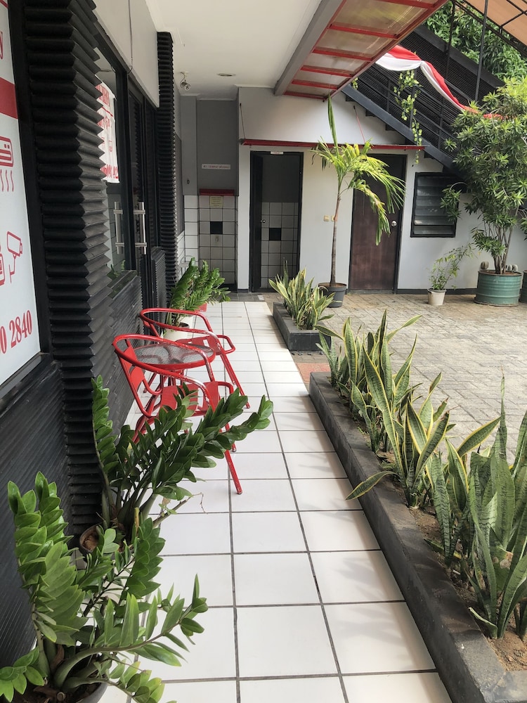 Reddoorz Plus Near Rs Fatmawati 2 4/28