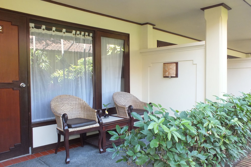 BESAKIH BEACH HOTEL 27/67