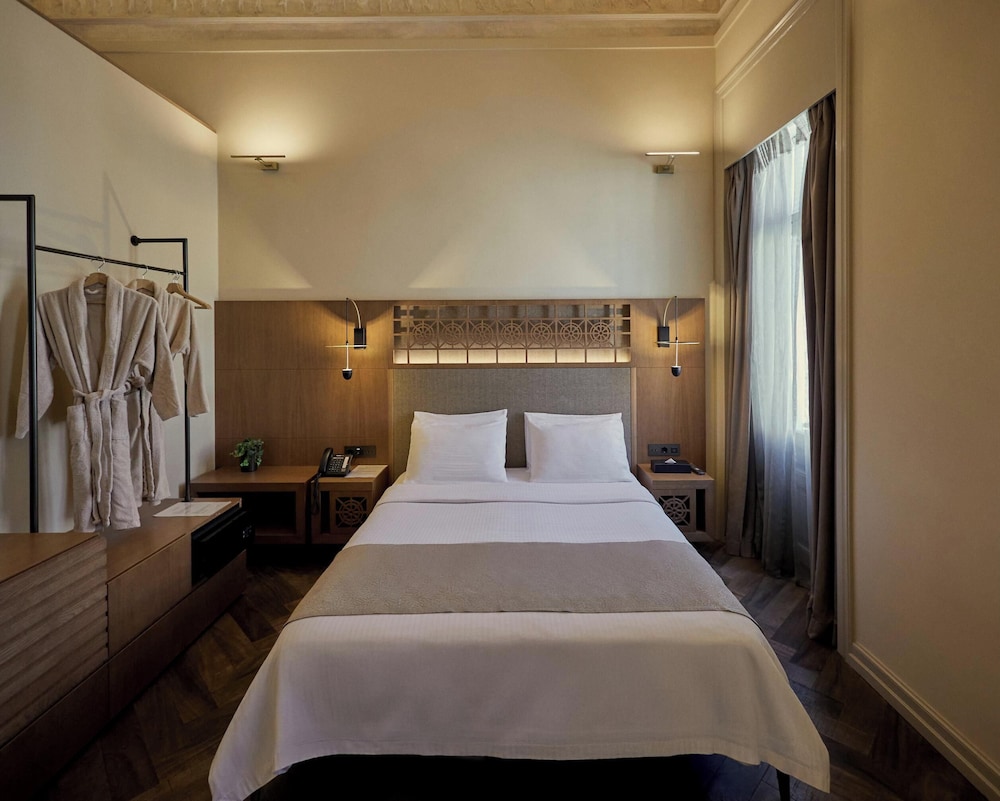 Athenian, Superior, Queen Bed