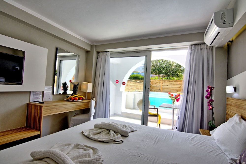Swim Up, Twin Beds, Private Pool