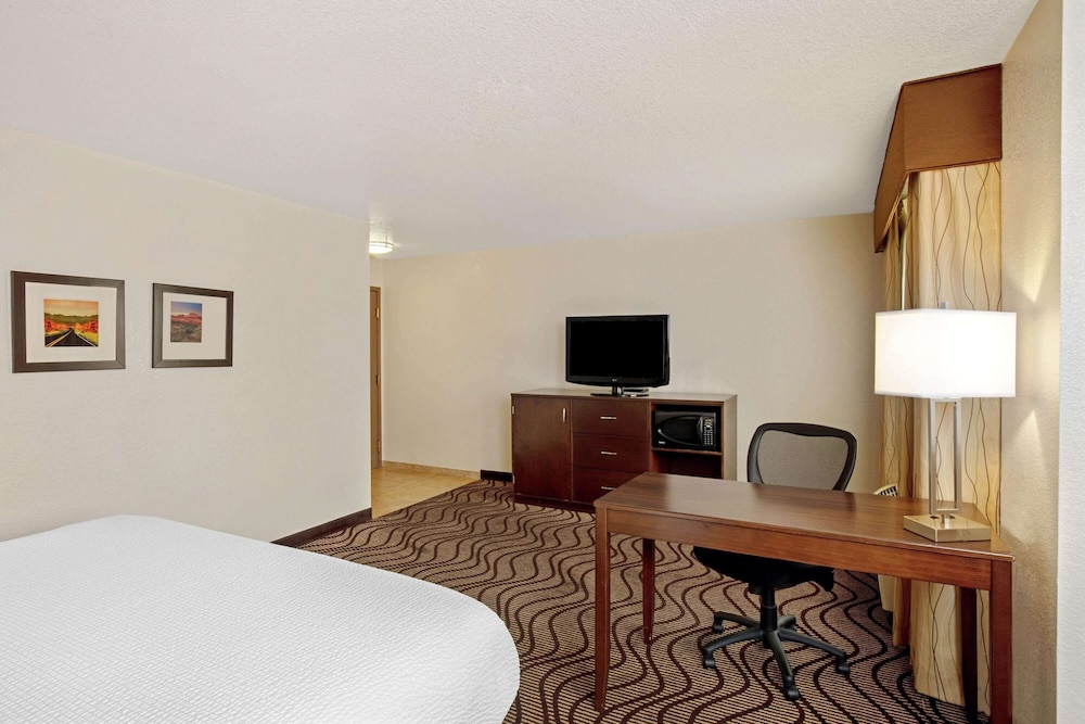 La Quinta Inn & Suites by Wyndham Las Vegas Red Rock 20/42
