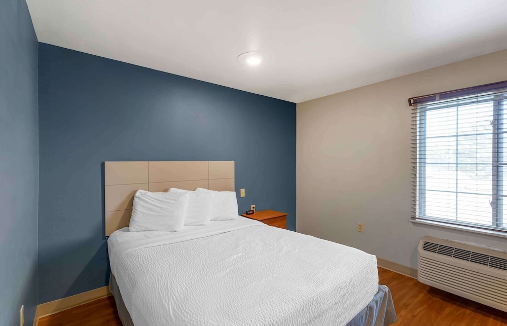 Studio, Queen Bed