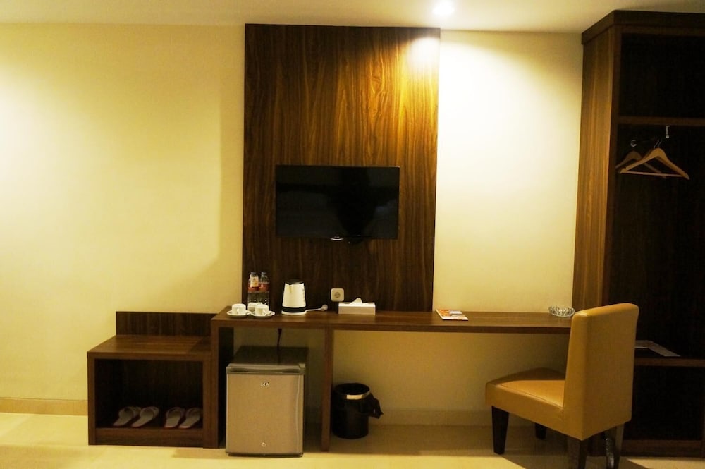 Ameera Hotel 33/37