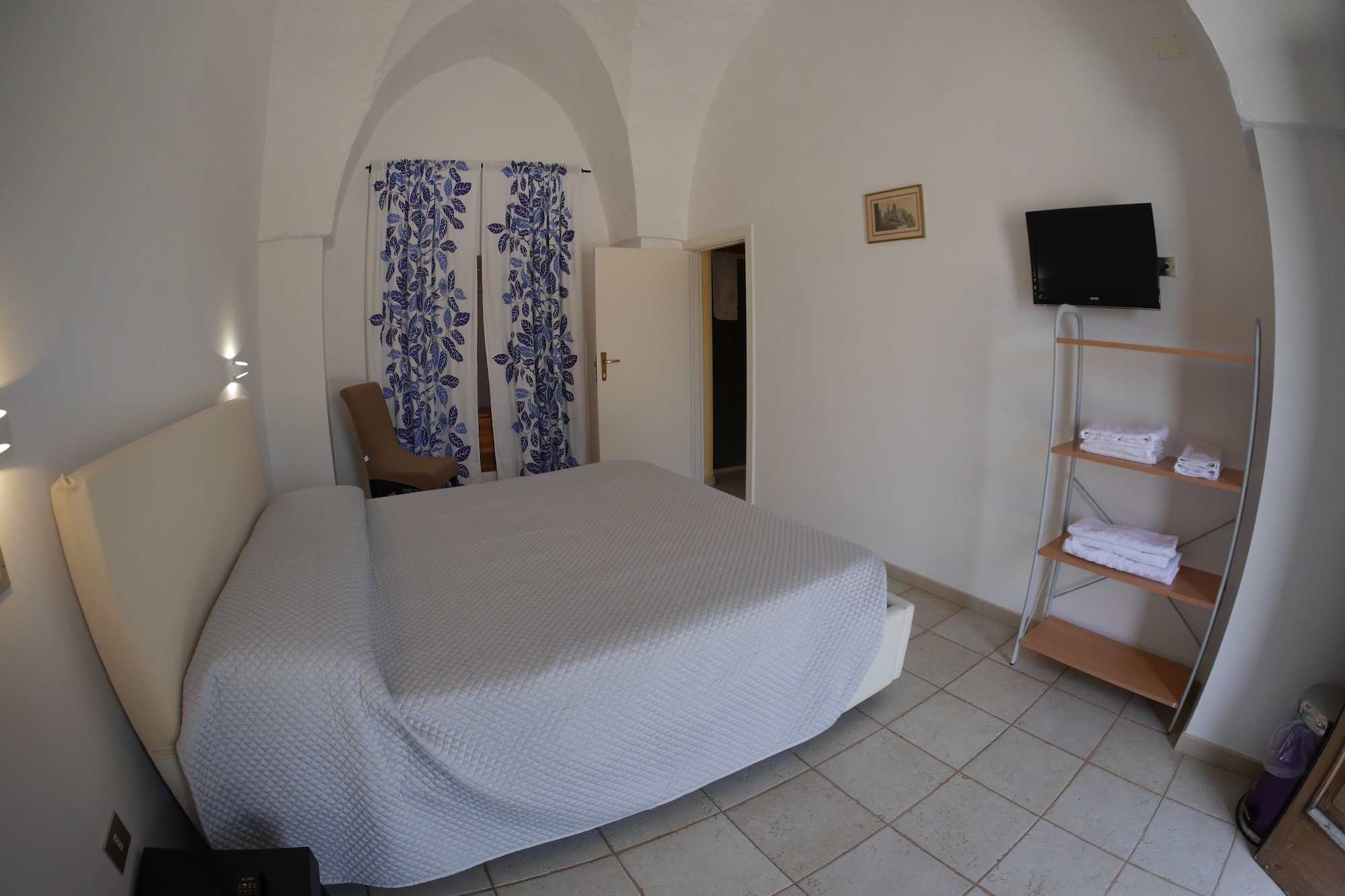 ROOM, DOUBLE BED