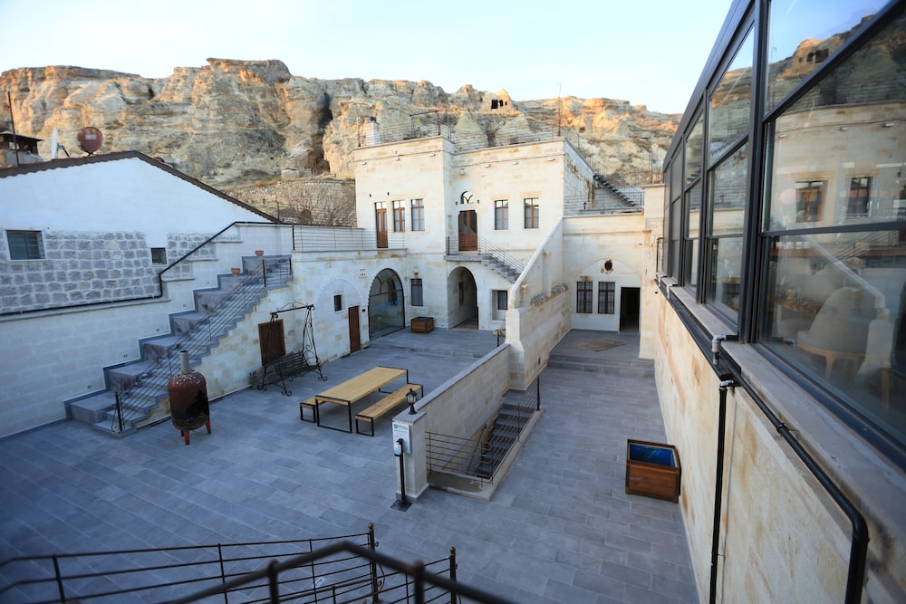Misty Cave Hotel 25/50