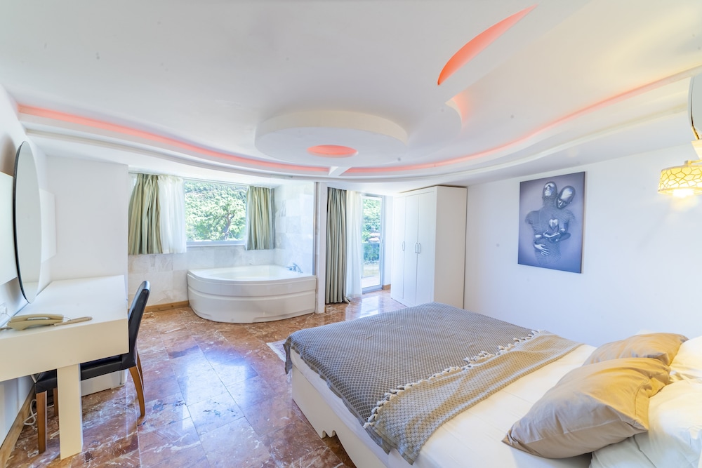 Cengiz Kaan Hotel 5/30
