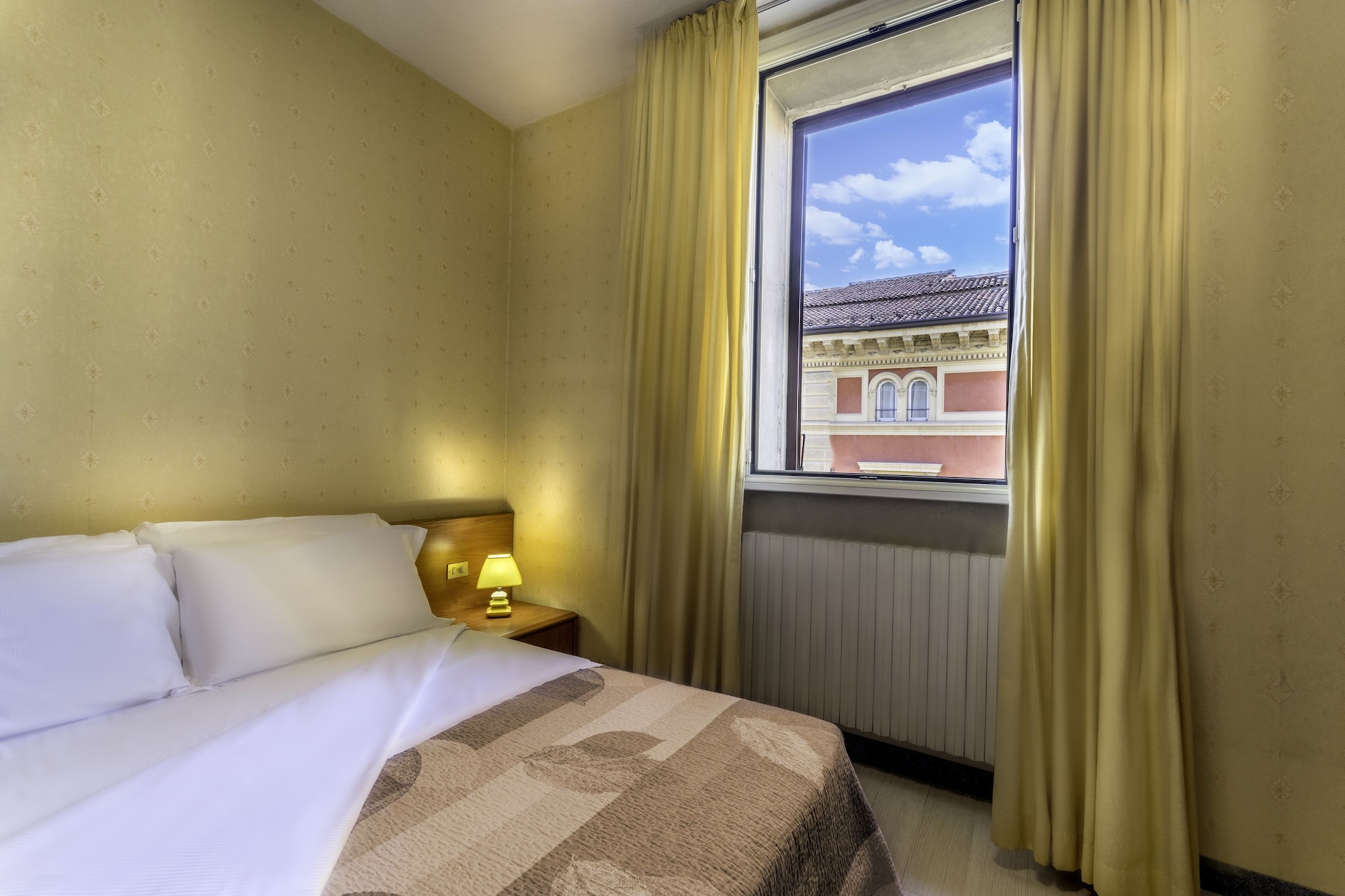 ROOM, DOUBLE OR TWIN BED