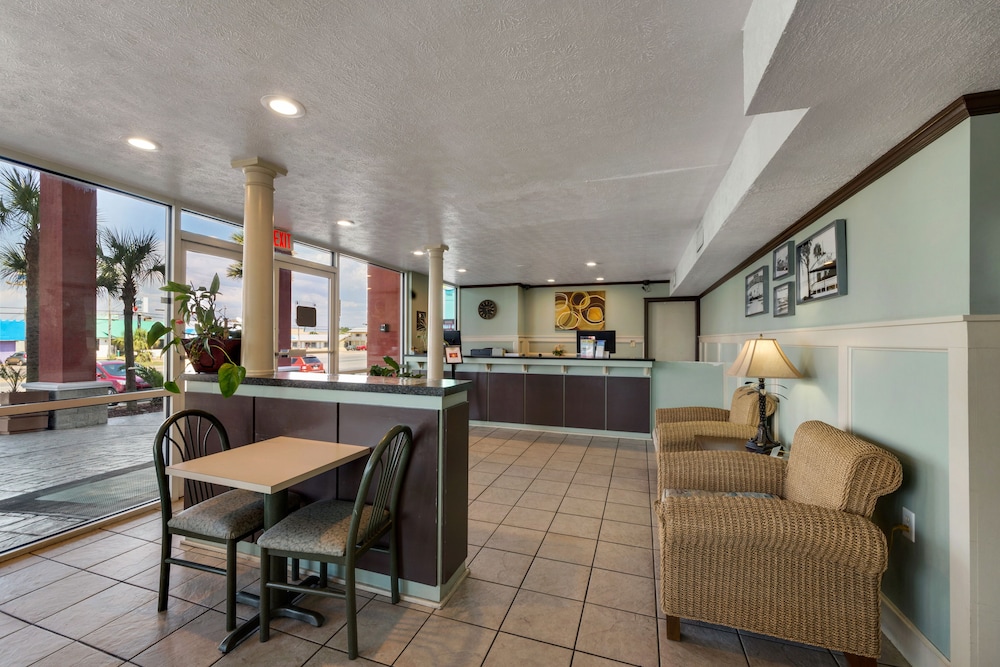 Ramada by Wyndham Panama City Beach / Beachfront 16/25