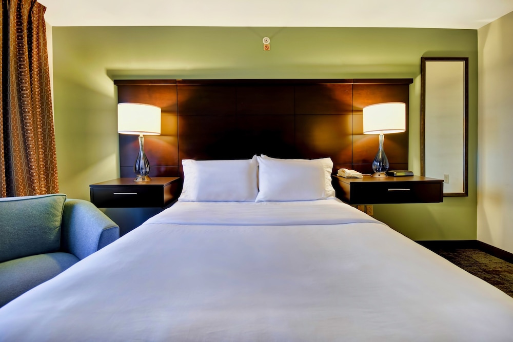 Staybridge Suites Madison-East 17/52