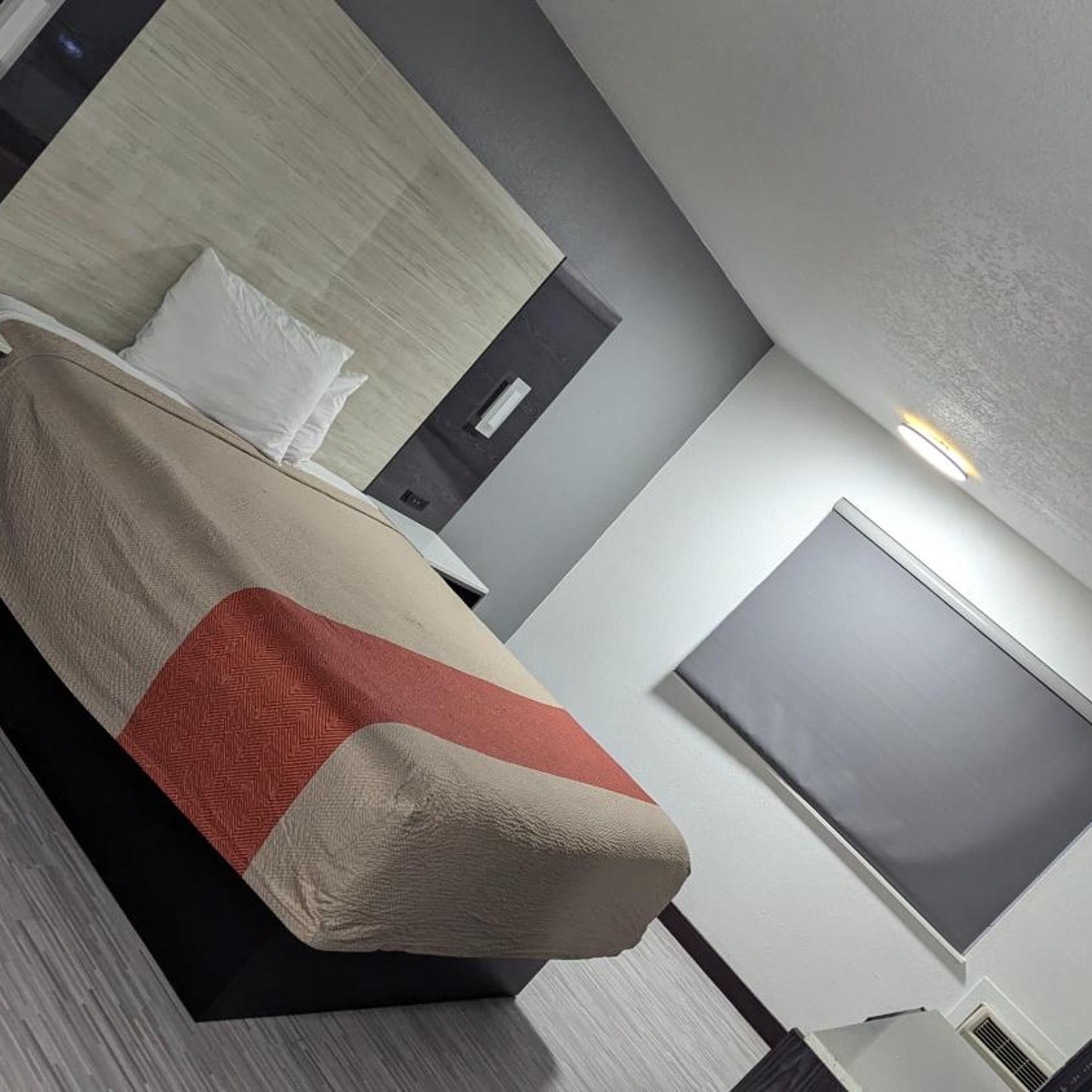 Evergreen Inn Suites Portland 37/48