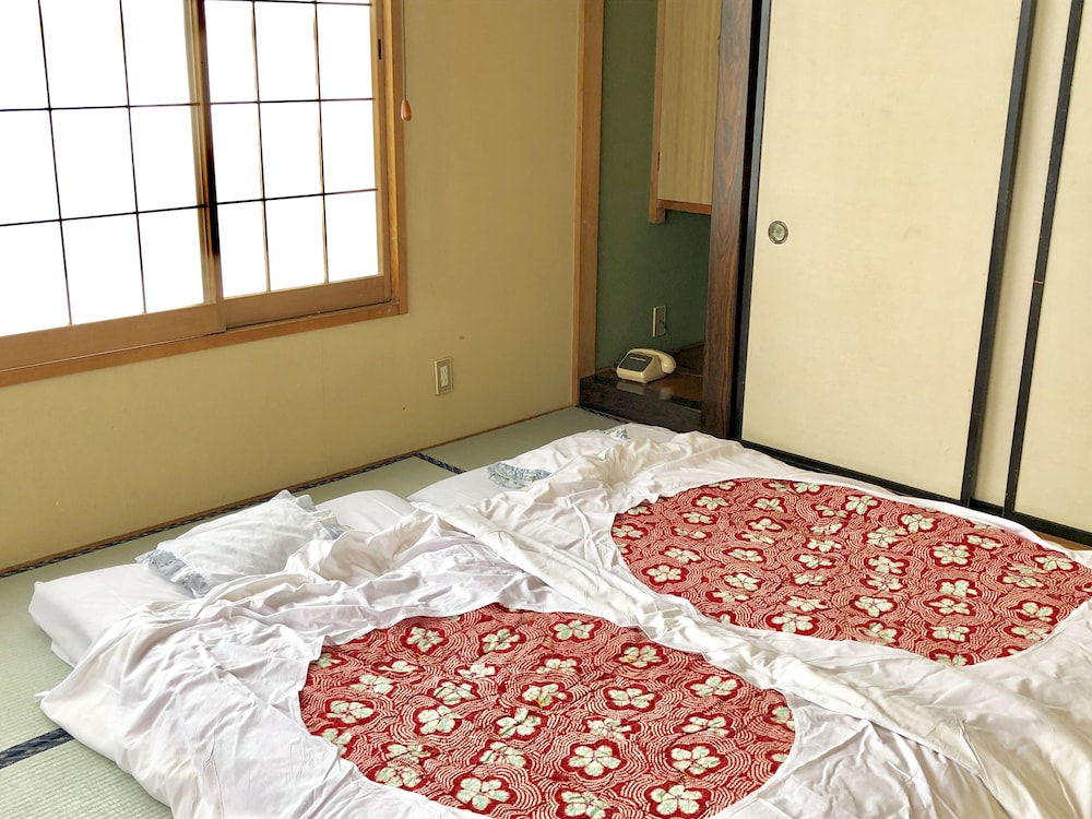 JAPANESE, TWIN BEDS, SHARED BATHROOM
