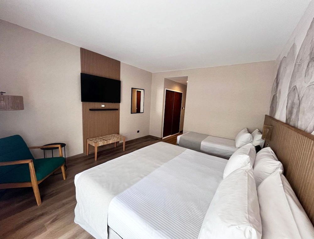Cerro Calafate Hotel 8/30