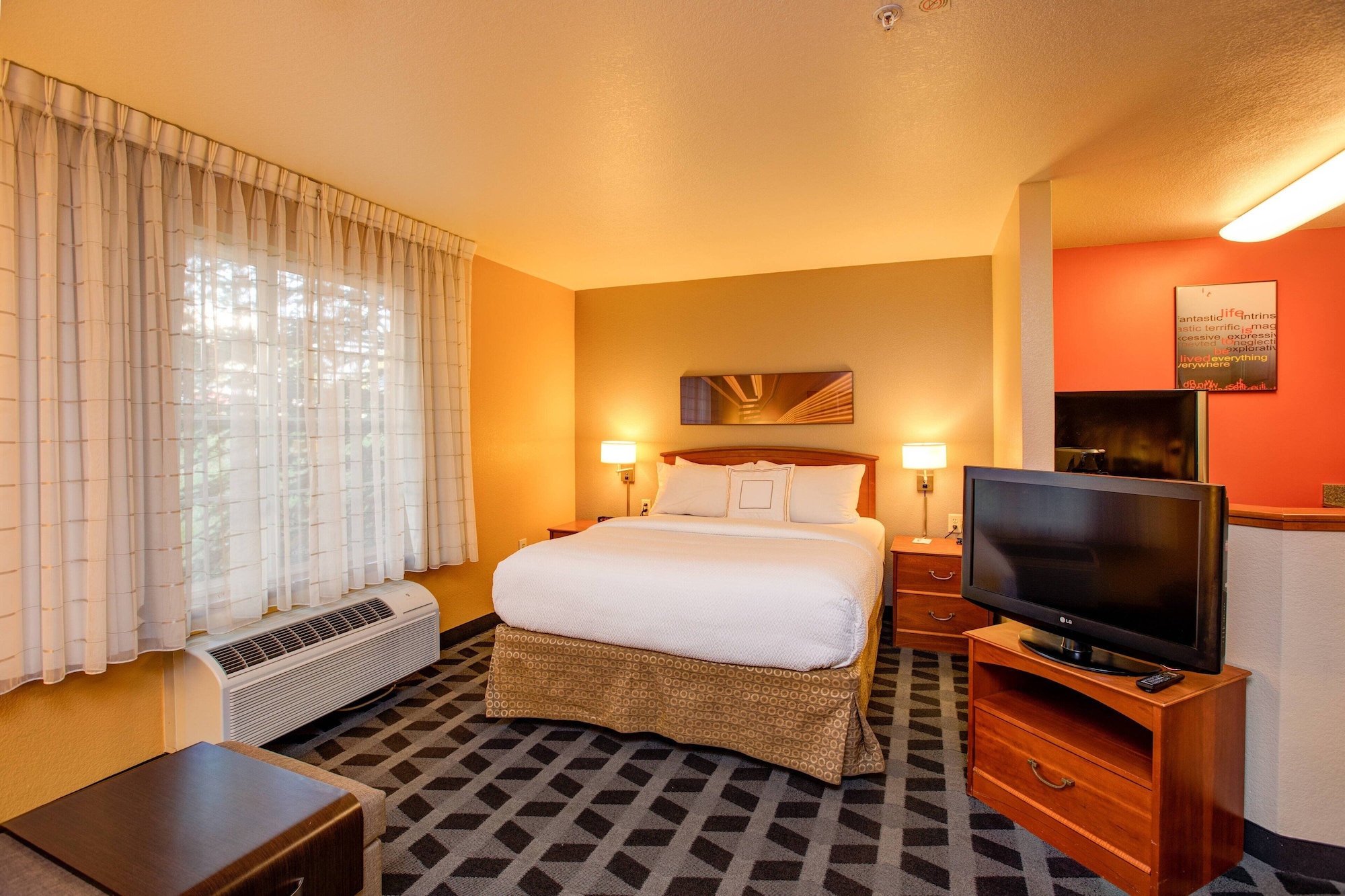 1 BEDROOM, SUITE