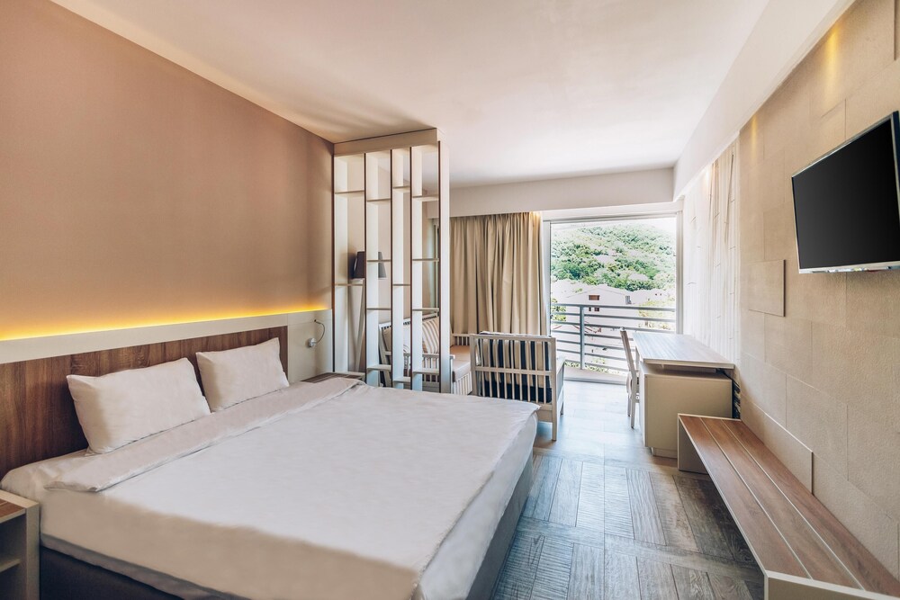 Carine Hotel Delfin 4/40