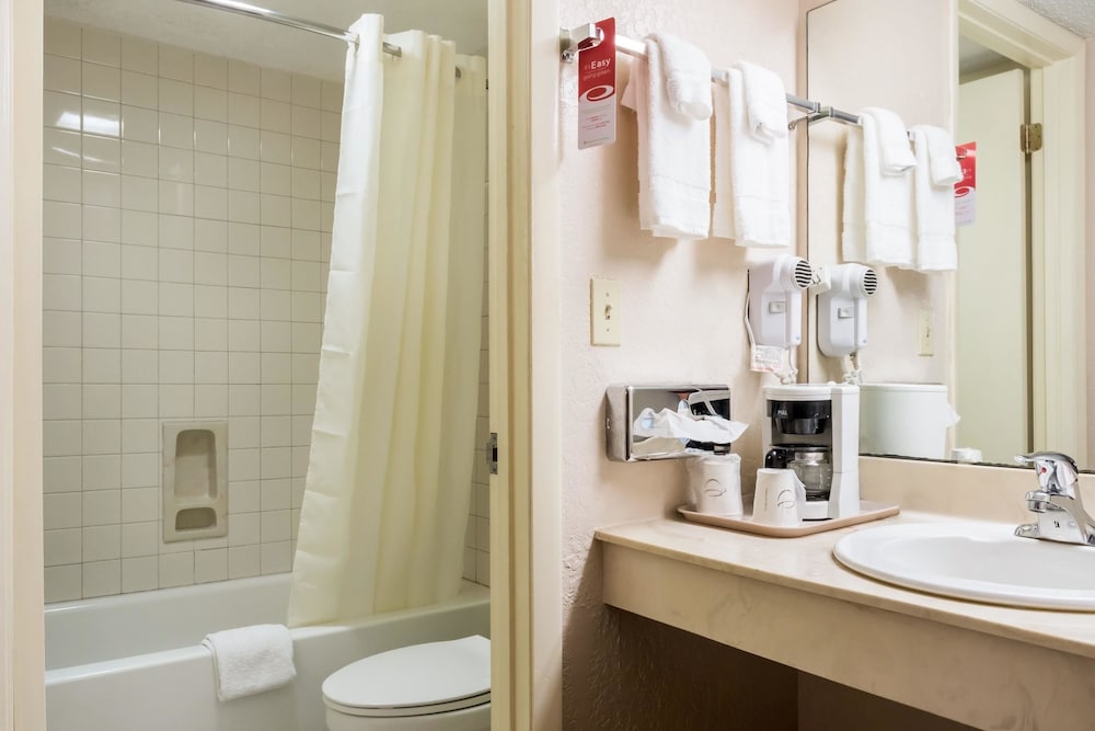 Econo Lodge Live Oak, FL 12/35