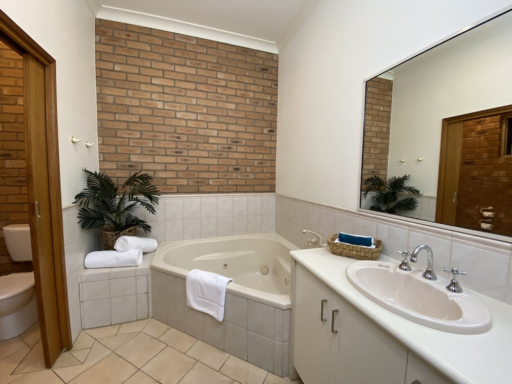 Coastal Waters Motor Inn 72/73