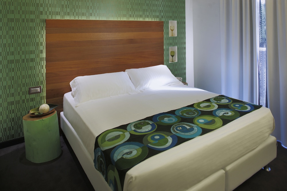 Q Hotel 25/50