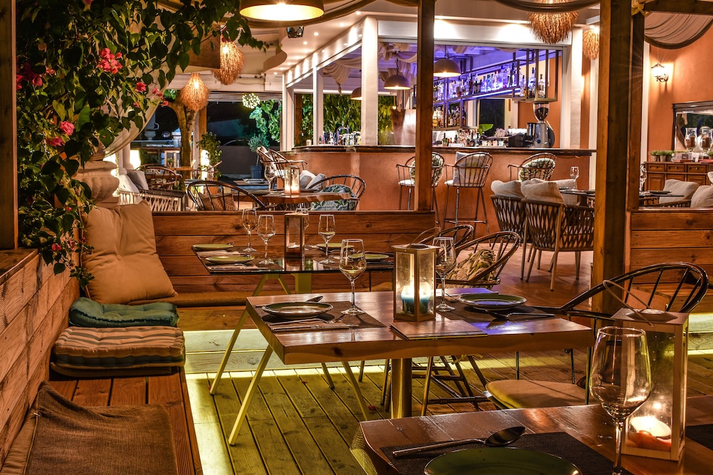 Aeolos Boutique Hotel & Suites 47/65
