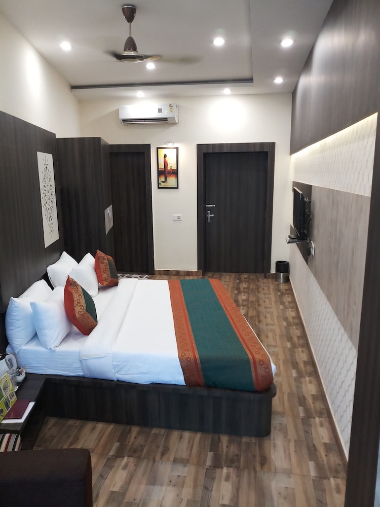 Dwivedi Hotels Sri Omkar Palace 5/37