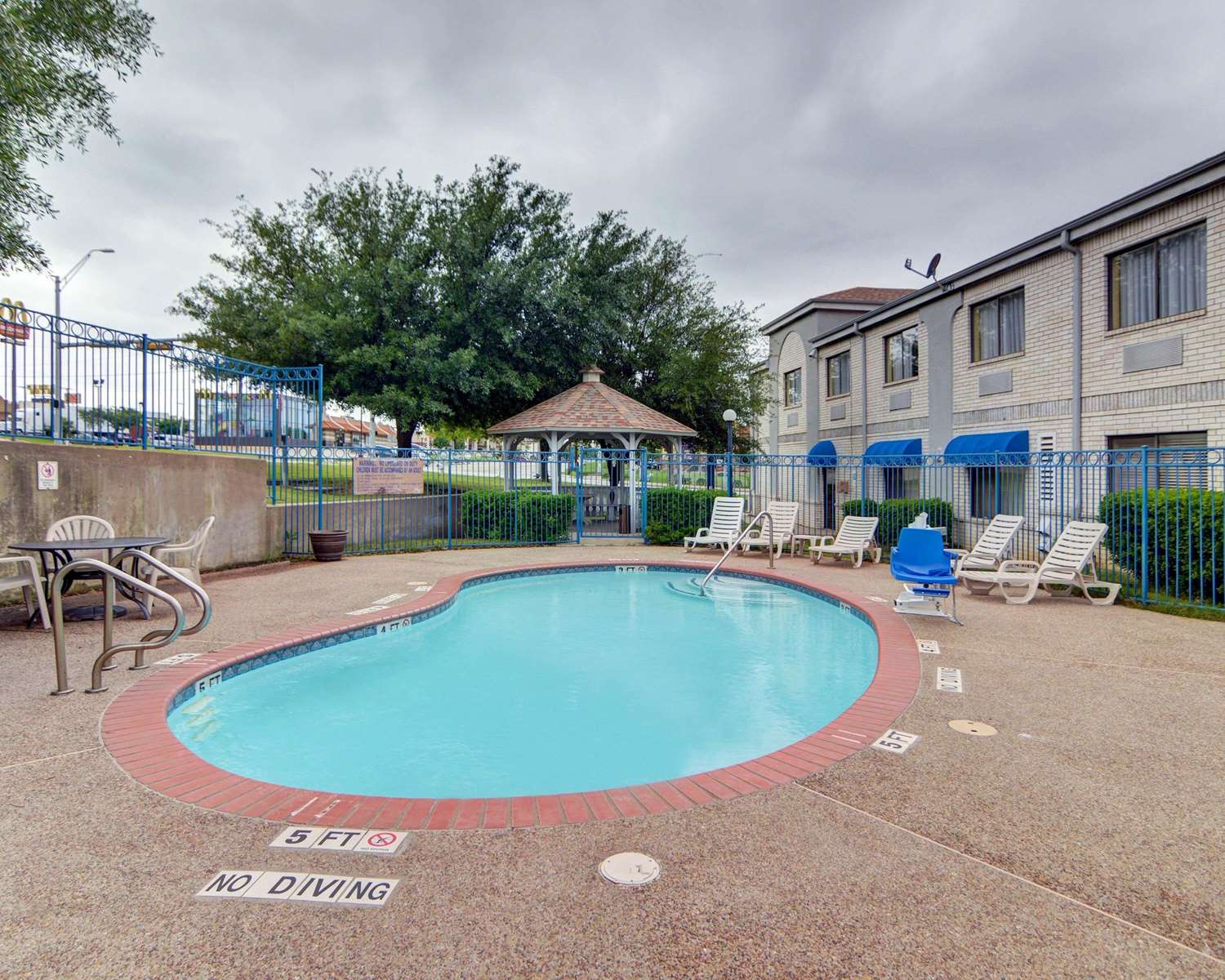 Quality Inn & Suites Grand Prairie 25/27