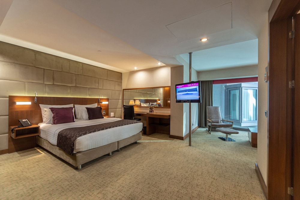 جناح جونيور بسرير كينج، Crowne Plaza Istanbul Harbiye Hotel 7/10