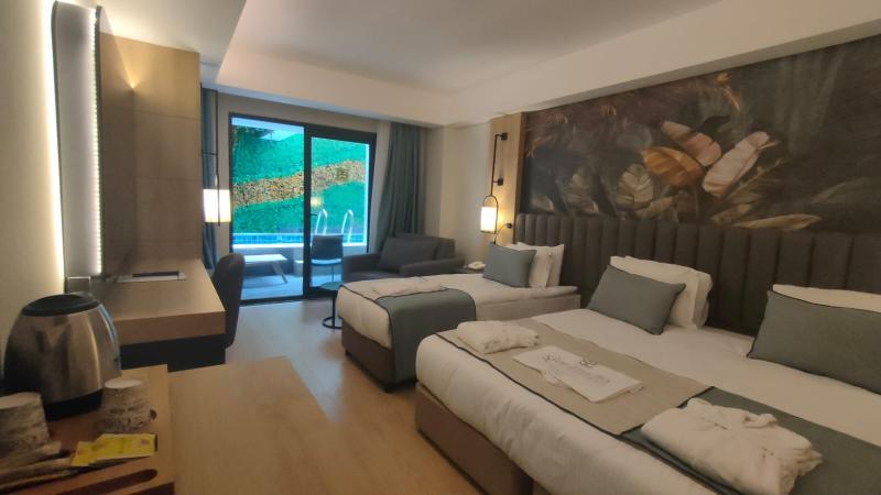 Swim Up, Double Bed