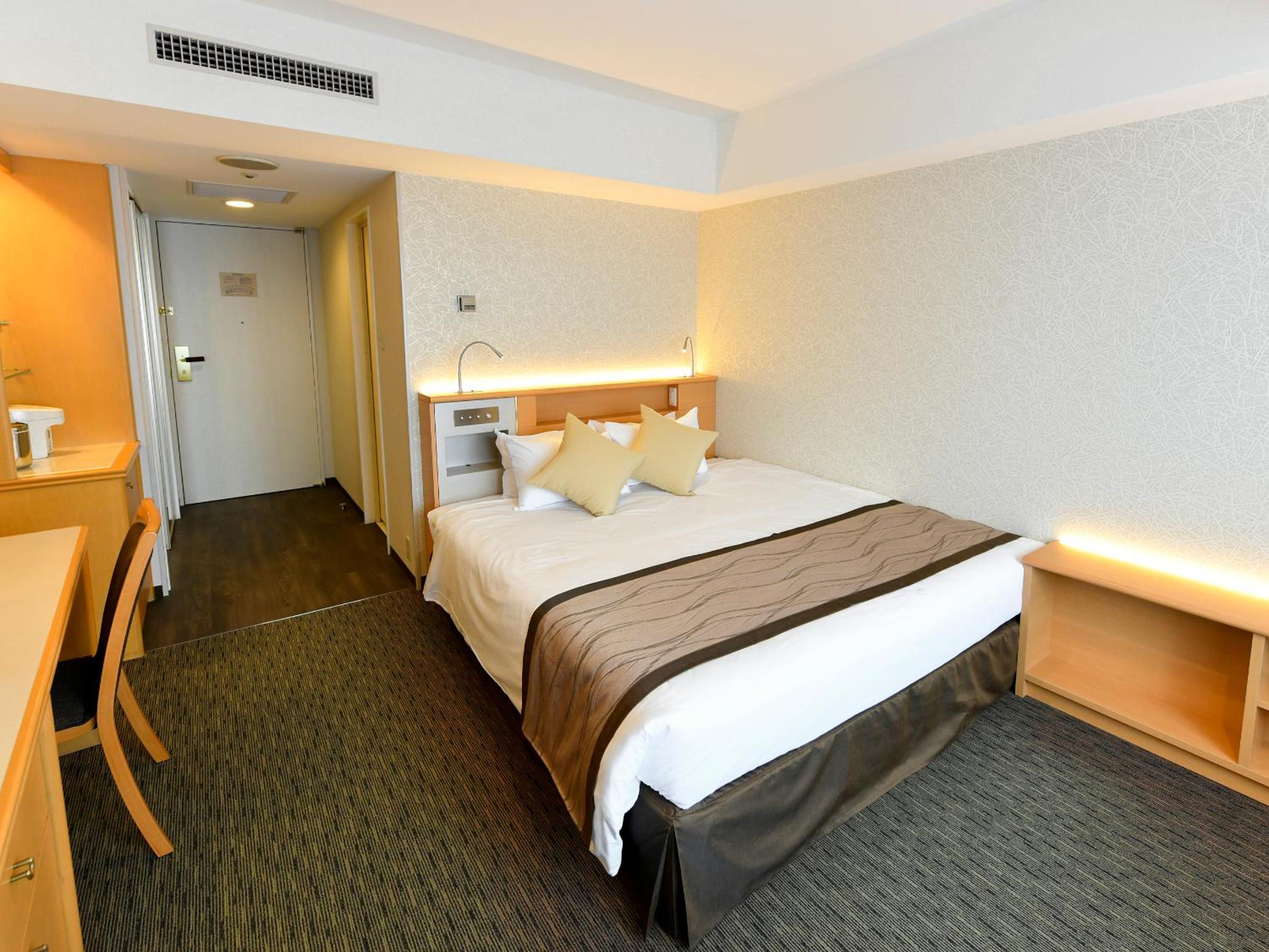 Deluxe, Queen Bed, West Wing