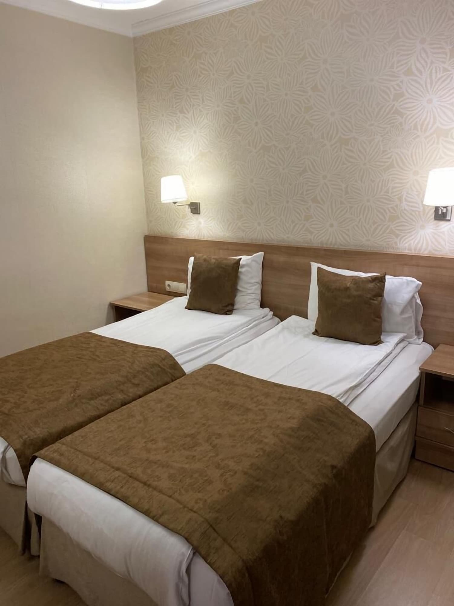 2 BEDROOMS, FAMILY SUITE, KITCHENETTE