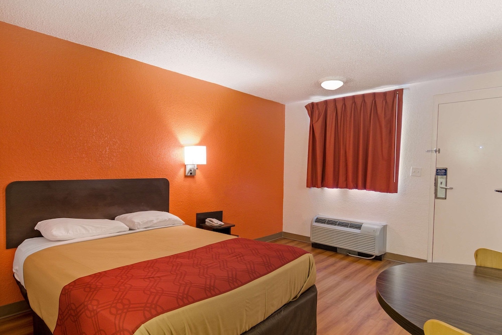 OYO Hotel Mobile AL I-65 at Airport Blvd 24/67