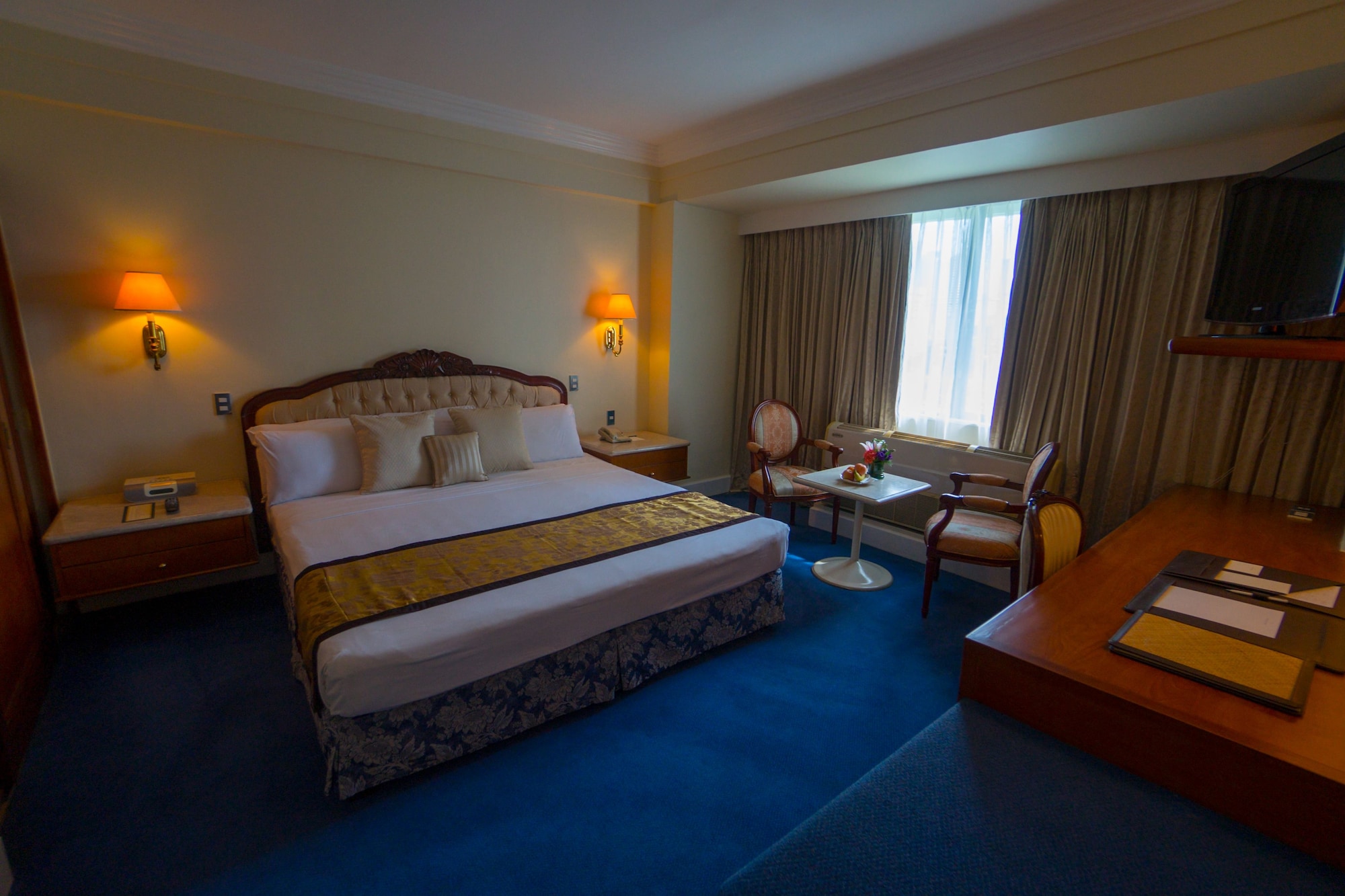 EXECUTIVE, SUITE