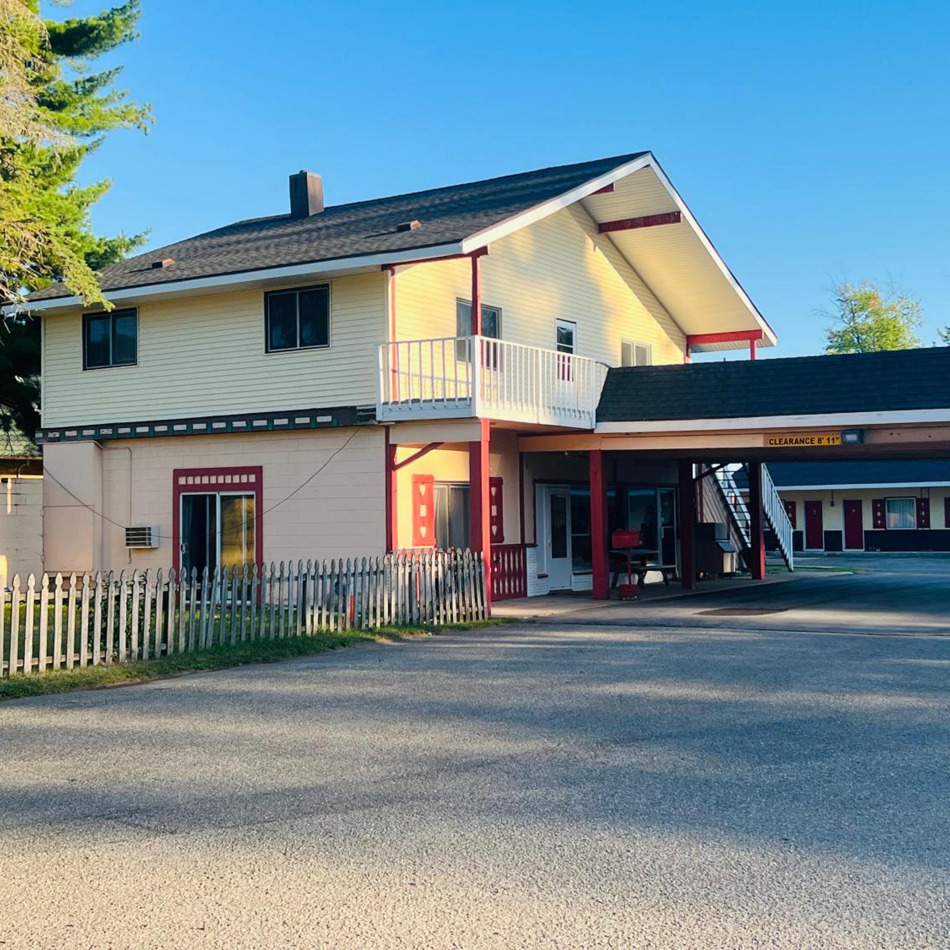 Sun 'n Snow Motel 3/50