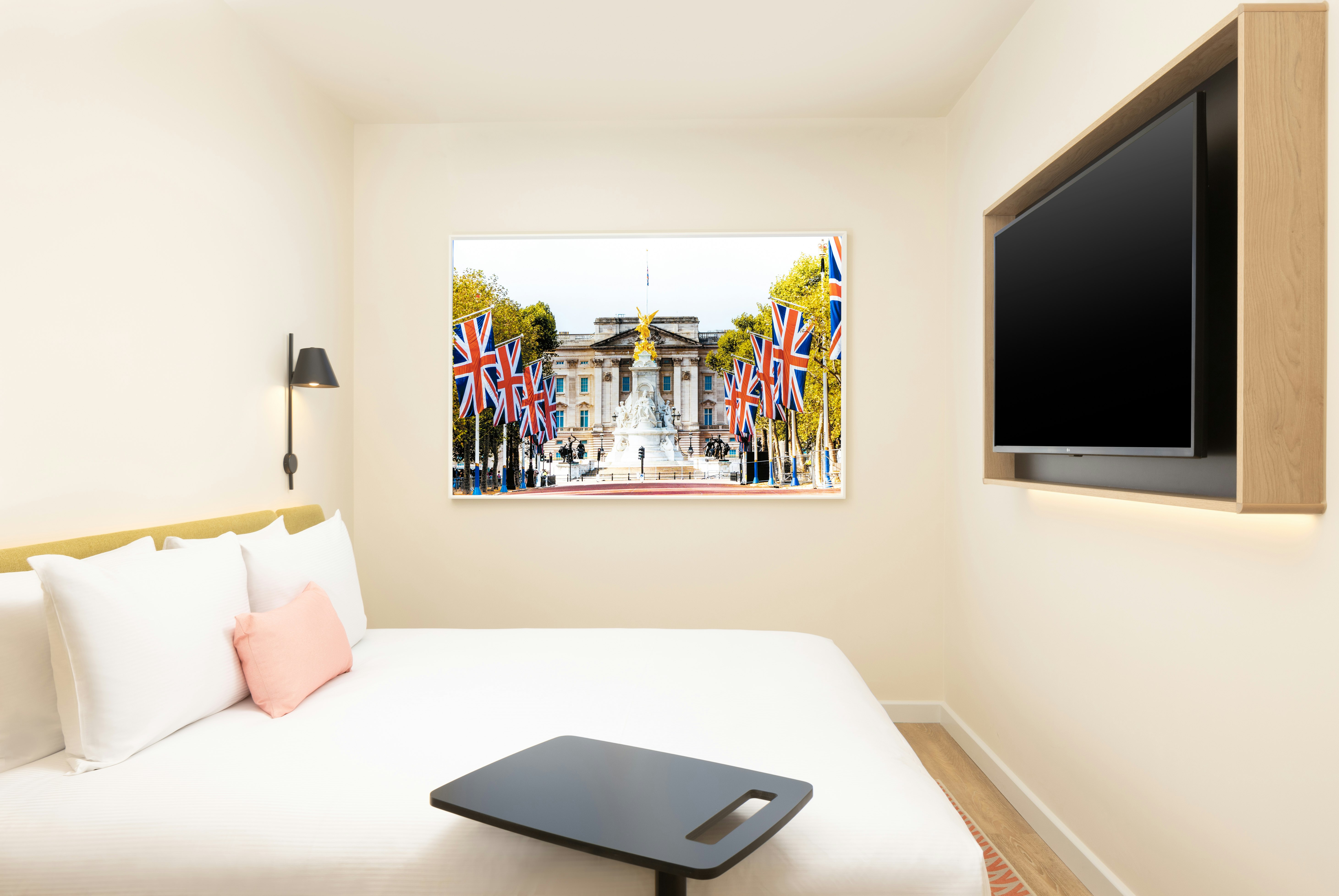 Room, Queen Bed, No Window