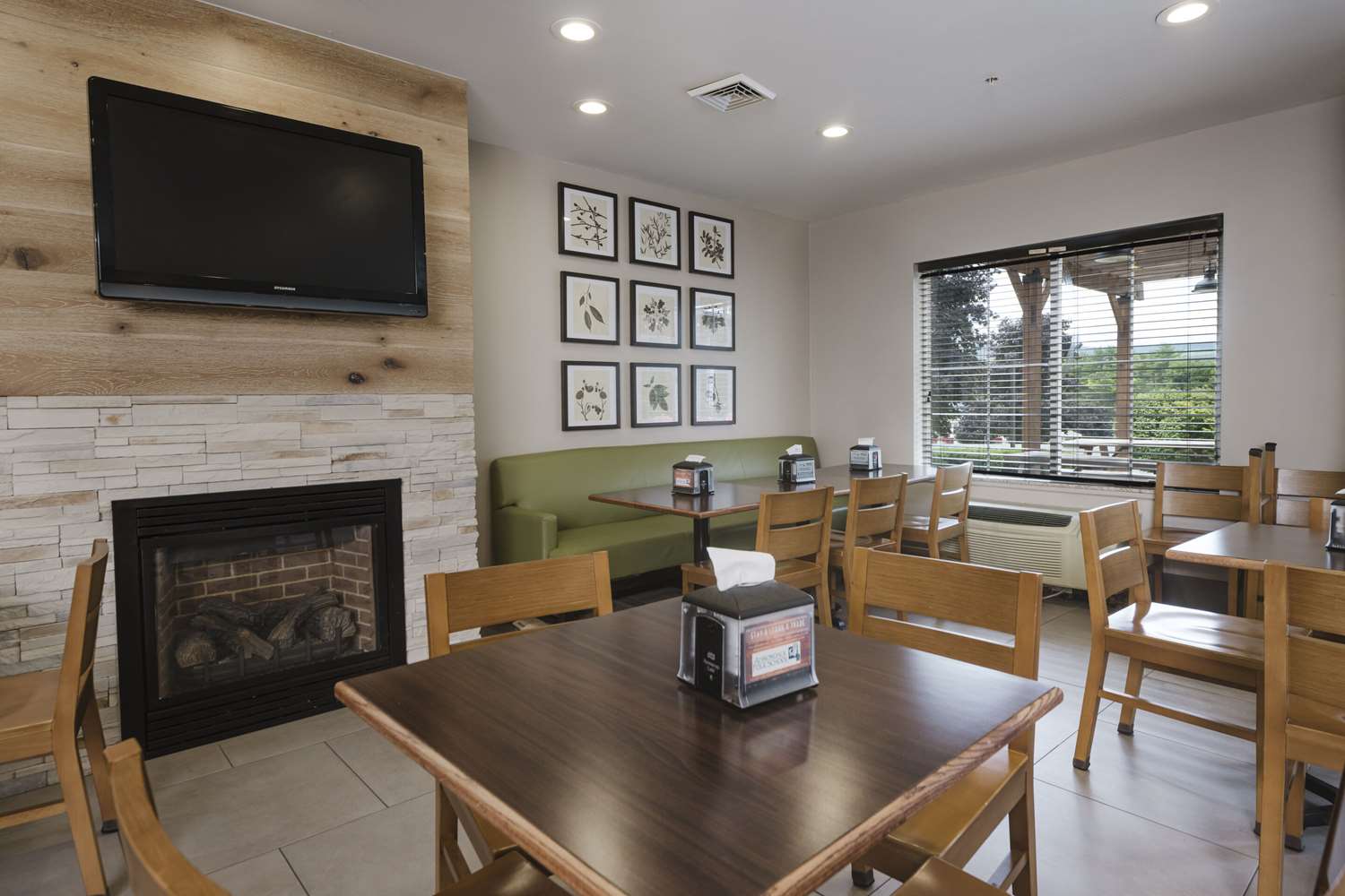Country Inn & Suites by Radisson, Queensbury - Lake George 12/14