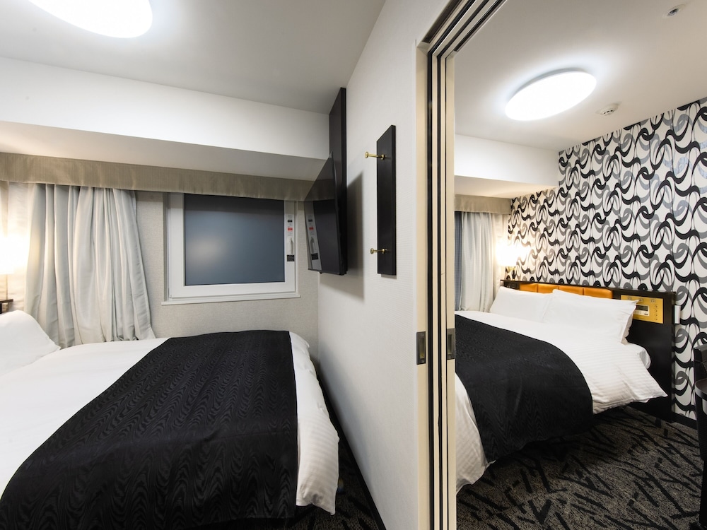 CONNECTING, 2 BEDS