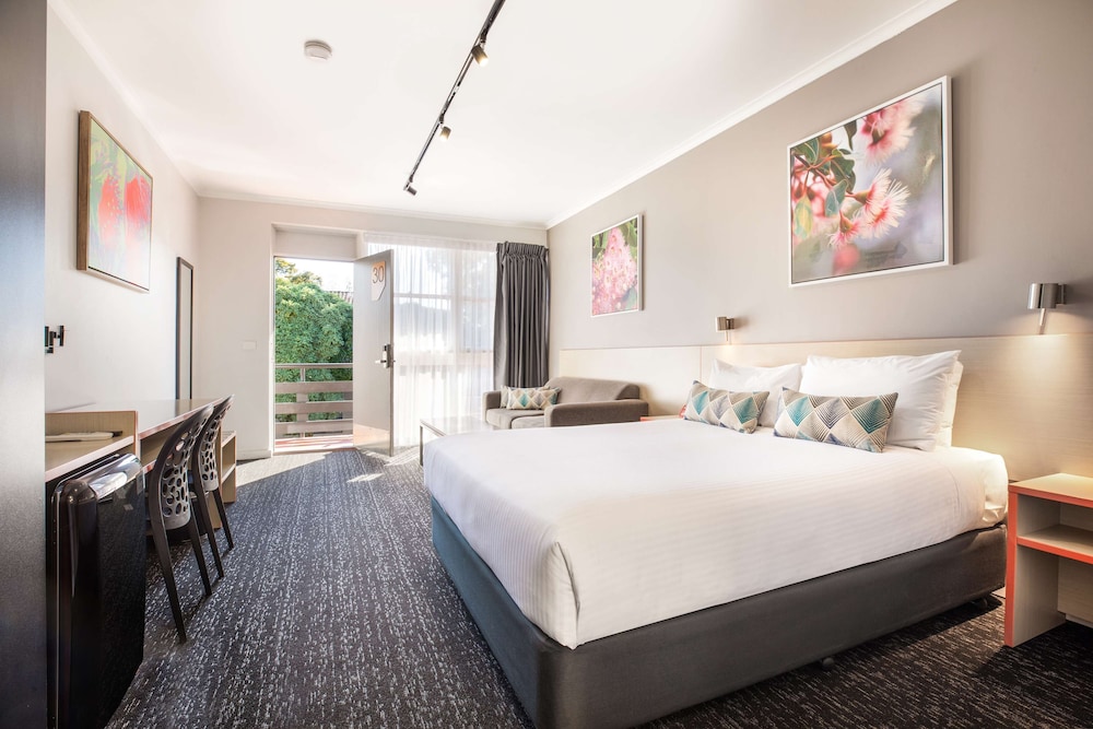 STUDIO, QUEEN BED, SOFA