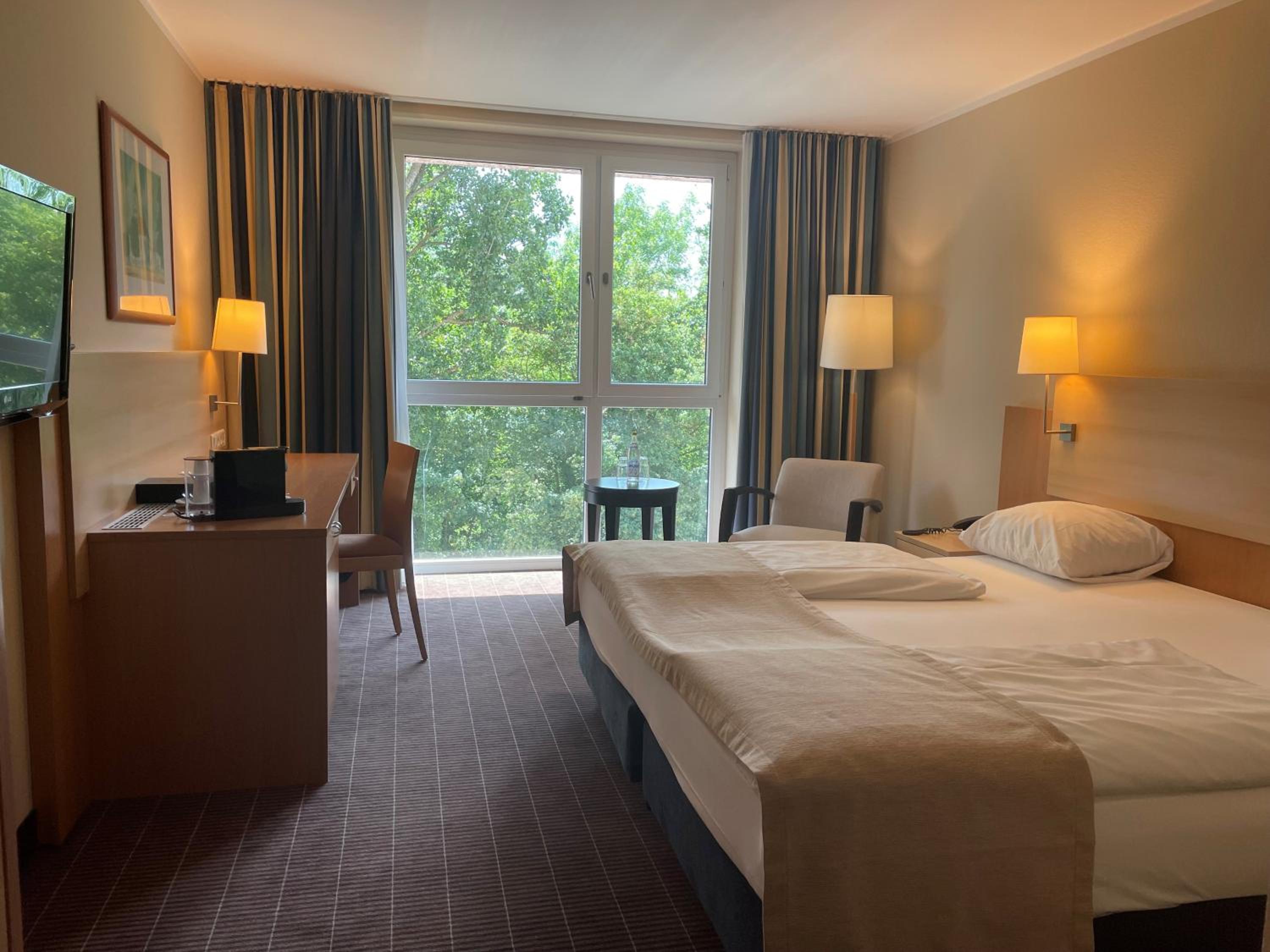 غرفة بسرير كينج بإطلالة على الحديقة، Mercure Hotel Schweinfurt Maininsel 3/7