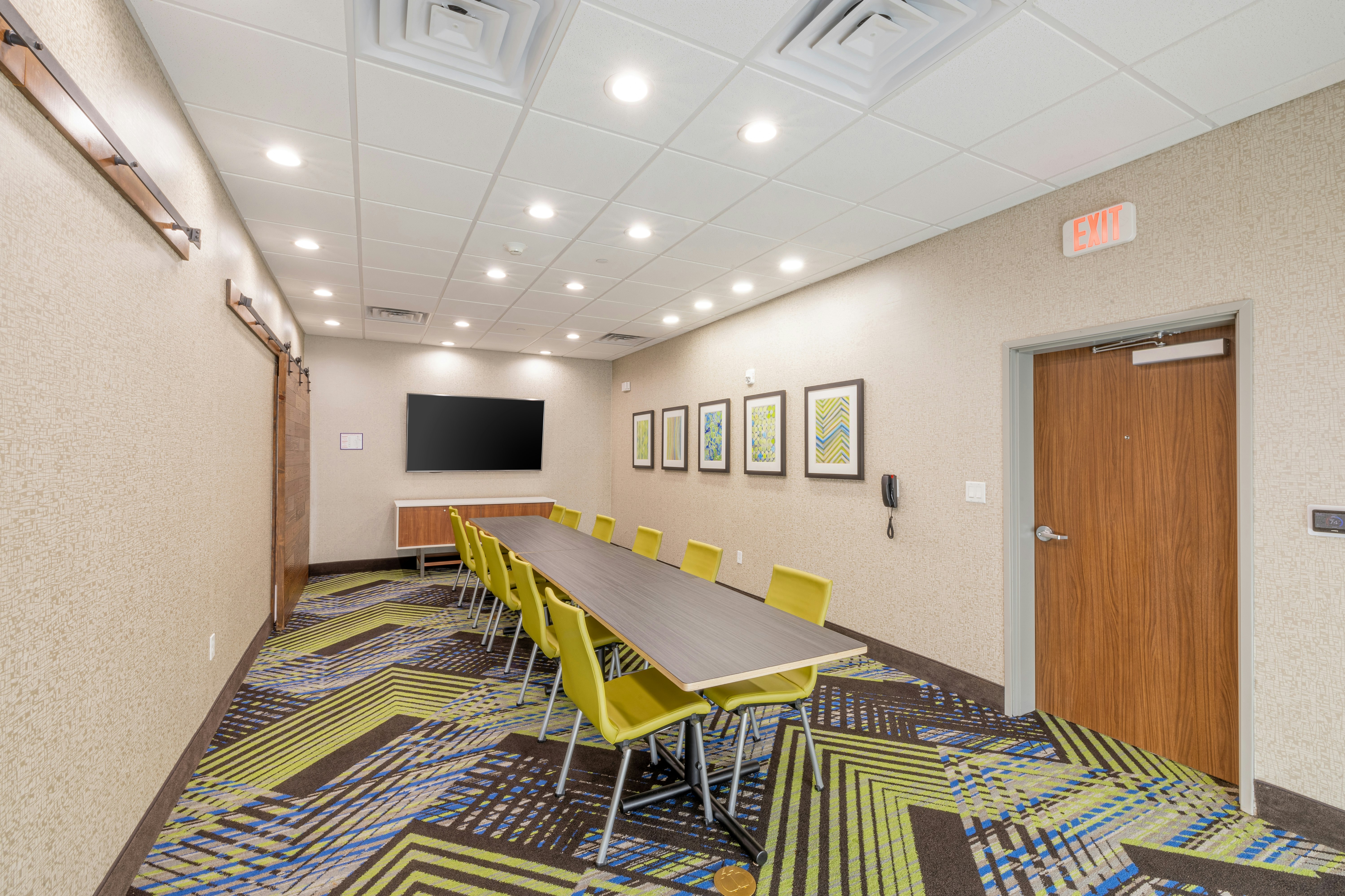 Holiday Inn Express Suites Lindale 56/68