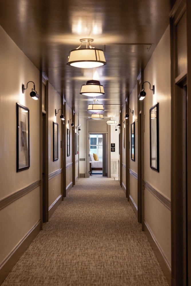 The Courier Hotel 31/50
