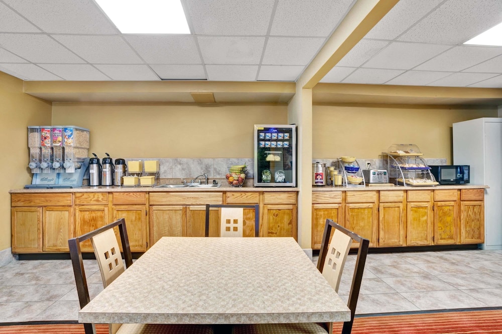 Days Inn By Wyndham Louisville Airport Fair And Expo Center 25/32